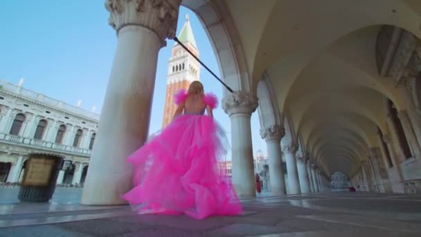 Chica en vestido elegante rosa en la plaza de San Marco en Venecia — Vídeos de Stock