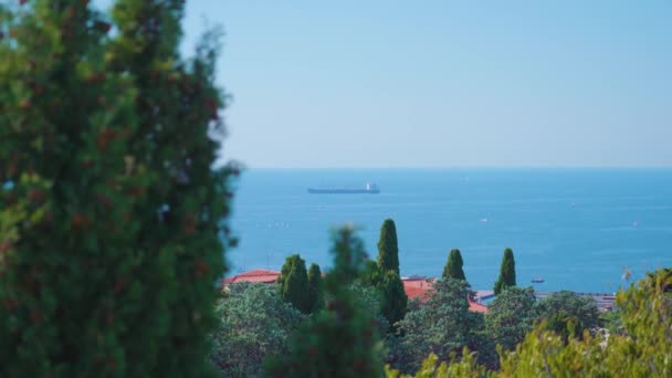 Hermosa vista del casco antiguo y el mar desde la plataforma de observación — Vídeos de Stock