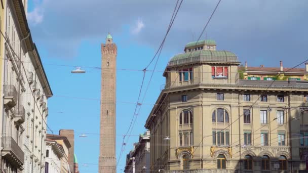 Asinelli och Garisenda torn i Bologna centrum — Stockvideo