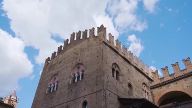 Antik Palazzo Re Enzo Bologna 'da mavi gökyüzüne karşı