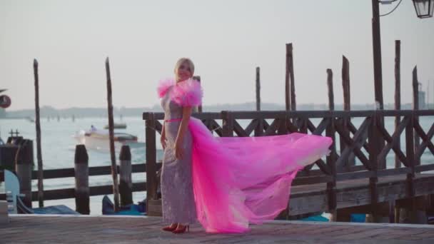 Meisjes roze jurk valt in slow motion in Venetië — Stockvideo