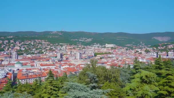 Krásný výhled na staré město a hory z vyhlídkové paluby — Stock video