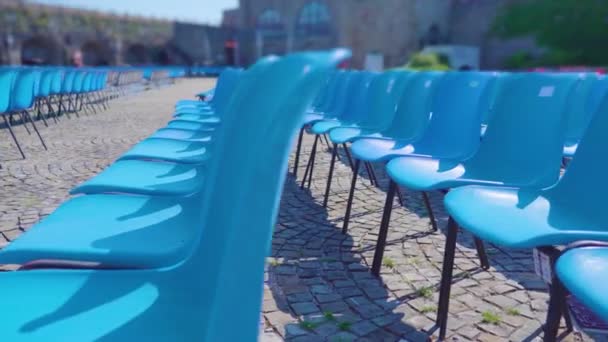 Kasabanın tarihi merkezinde mavi renkli sandalyeler. — Stok video