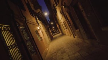 Dar Venedik caddelerinde yürüyen insanların siluetleri