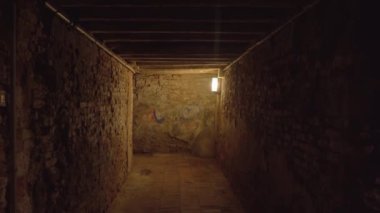 Tek ışıklı lambası olan antik Venedik geçidi