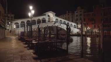İtalya 'nın Venedik şehrinin aydınlık gecesinde ünlü Büyük Kanal' ın en dar noktasından geçen tarihi Rialto taş kemer köprüsü
