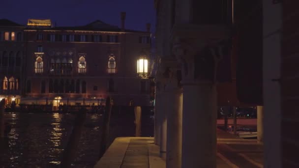Светлый фонарь на узком тротуаре против старых домов — стоковое видео