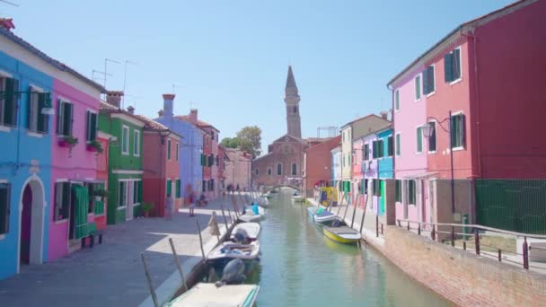 Vue du canal vénitien de l'île de Burano le matin ensoleillé — Video
