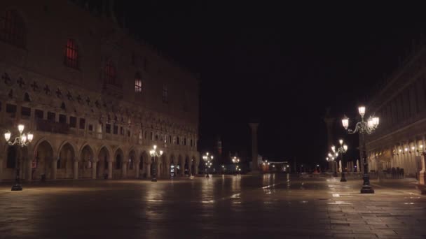 Empty Saint Mark Square with bright lanterns at night — Stock Video