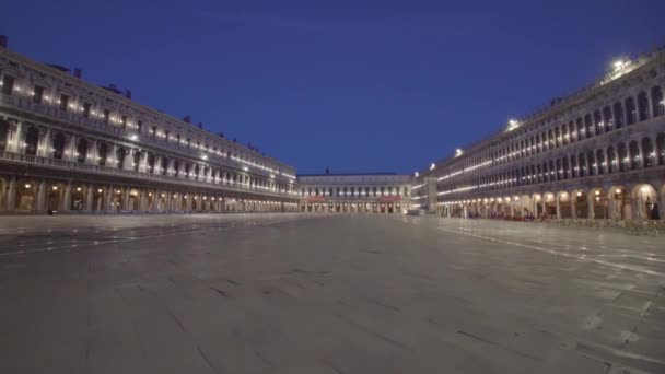 Vista panorámica de la Plaza San Marcos iluminada por la noche — Vídeos de Stock