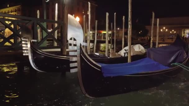 Gondole turistiche attaccate ai pilastri ondeggiano sull'acqua del canale — Video Stock