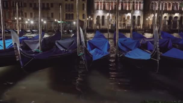 Gôndolas Venezianas Tradicionais Amarradas Pilares Madeira Balançam Canal Ondulando Água — Vídeo de Stock
