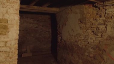 Tek ışıklı lambası olan eski Venedik geçidi