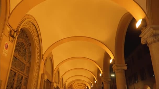 Gebouw plafond verlicht met donker geel licht 's nachts — Stockvideo