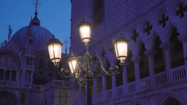Antigua lámpara de calle en la Plaza de San Marcos contra la catedral — Vídeo de stock