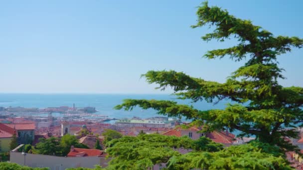Panorama da cidade velha na praia azul do mar do deck de observação — Vídeo de Stock