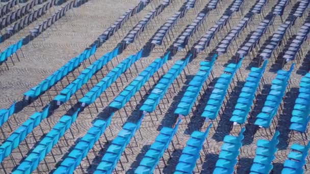Rader av blå stolar för observation av lokala evenemang — Stockvideo