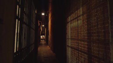 Eski binalar arasındaki karanlık Venedik geçidini daralt