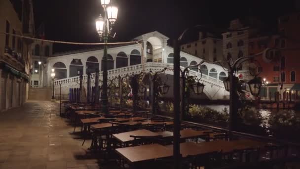 威尼斯意大利 深夜时分 威尼斯大运河上著名的威尼斯里亚尔托石拱桥的堤岸上的折叠式咖啡桌 — 图库视频影像