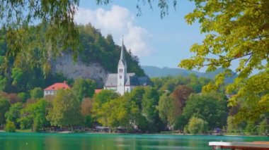 Saint Martin Kilisesi Bled Gölü yakınlarındaki yemyeşil ağaçların arasında.