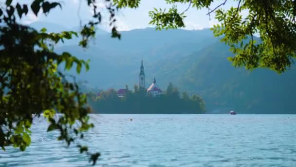 Iglesia de la Asunción de María en la pequeña isla del lago Bled — Vídeo de stock