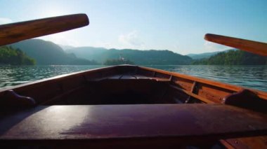 Küçük adanın görüntüsü Bled Gölü 'ndeki ahşap tekneden açılıyor.