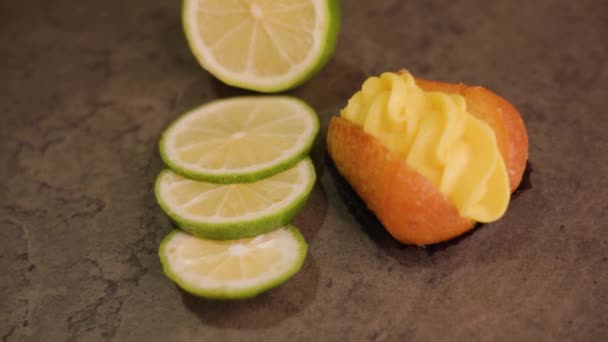 Pastel recién horneado con natillas y lima en rodajas a bordo — Vídeos de Stock