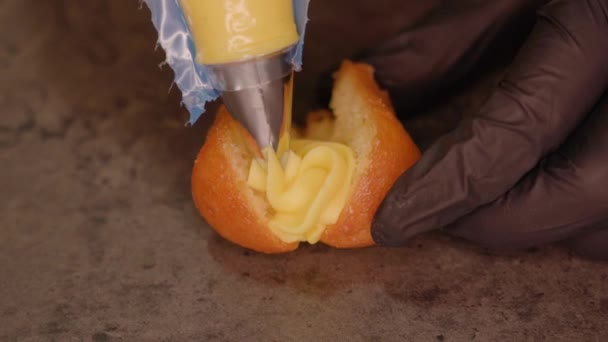 Cukrárna nanáší pudink na koláč se smetanovým injektorem — Stock video