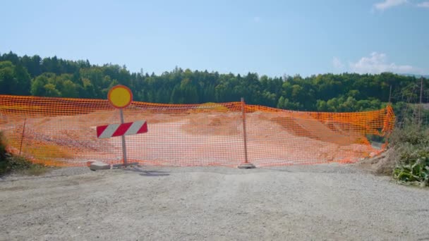 Ogromna piaskownica otoczona jasnym ogrodzeniem siatkowym ze znakiem stopu — Wideo stockowe