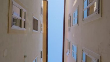 Ljubljana 'daki eski binalar arasındaki bulutsuz gökyüzü manzarası