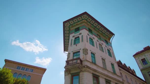 Helder kleurrijk gebouw van ongewone hoekvorm in Ljubljana — Stockvideo