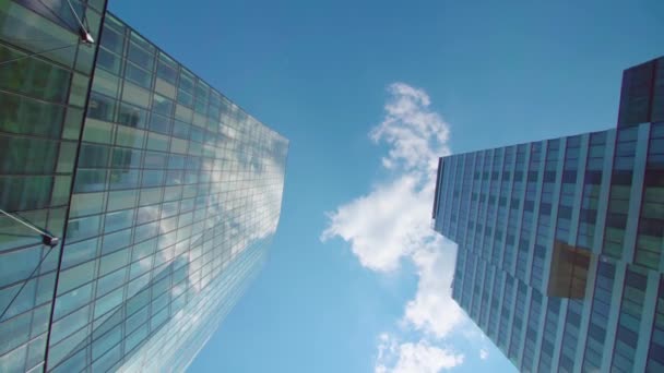 Yüksek ofis binaları Ljubljana 'da mavi gökyüzünün altında duruyor. — Stok video