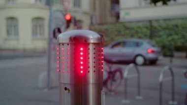 Ljubljana caddesinde kırmızı ışıklı dur işareti var.