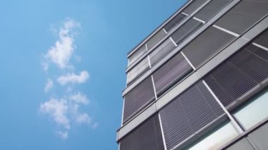 Ljubljana 'daki pencerelerde birden fazla panjur olan bina
