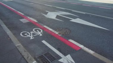 Ljubljana 'da işaretli asfalt karayolu boyunca bisiklet yolu