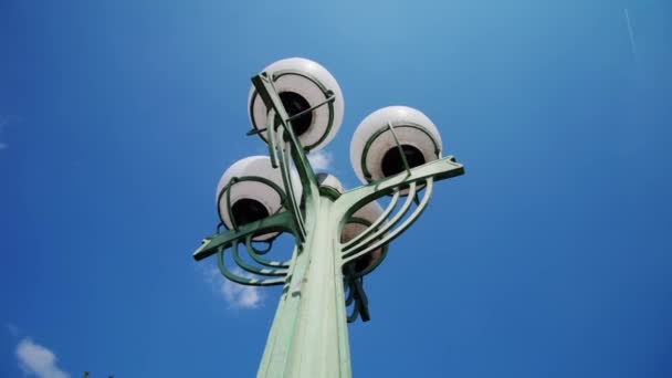 Kovaná lampa v Lublani pod jasnou bezmračnou oblohou — Stock video