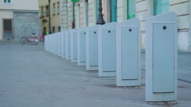 Χώρος στάθμευσης και χρέωση στέκεται για ενοικίαση ποδηλάτων στη Λιουμπλιάνα — Αρχείο Βίντεο