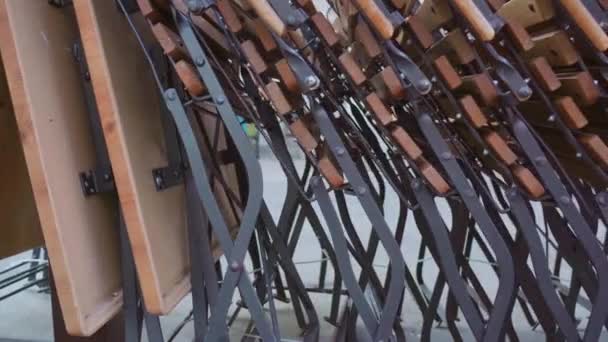 Mesas e cadeiras dobradas empilhadas na rua Ljubljana — Vídeo de Stock