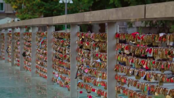 Fechaduras penduradas no corrimão da ponte como símbolo de amor em Liubliana — Vídeo de Stock