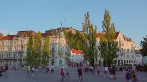 Historyczny zatłoczony deptak w Lublanie o zachodzie słońca — Wideo stockowe