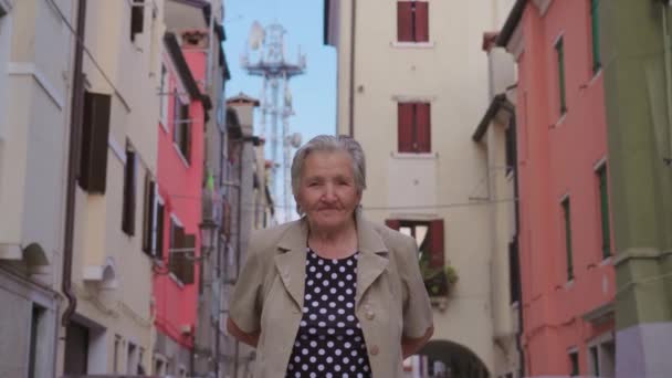 Old woman traveler walks about streets in Chioggia — Stock Video