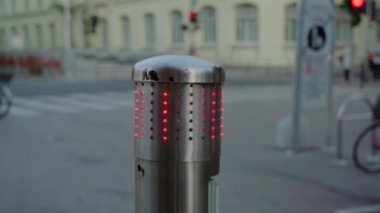 Sokak bariyerindeki kırmızı ışıkta dur işareti