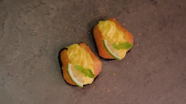 Gâteaux décorés avec du citron vert crème et de la menthe reposent sur la table — Video