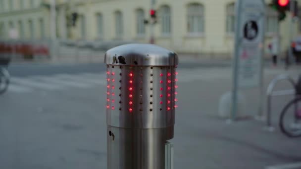 Zastavit signál na ulici záblesky s červenou barvou — Stock video