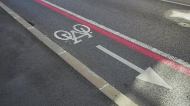 Ljubljana yakınlarında işaretli bisiklet yolu ile asfalt kaldırım