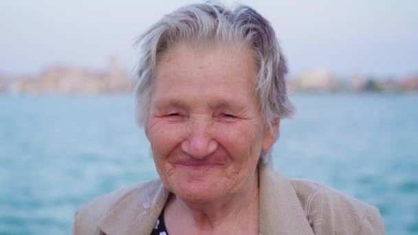 Gri saçlı kadın Chioggia 'da setin üzerinde dikilerek gülüyor. — Stok video