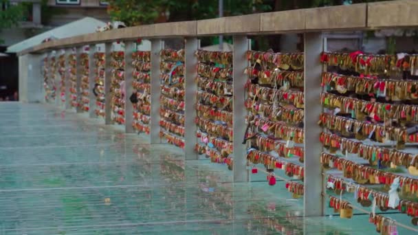 Serrature d'amore su ringhiera di ponte di vetro nella capitale della Slovenia — Video Stock
