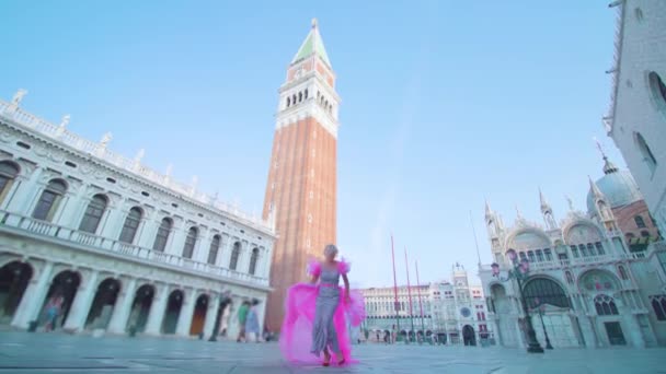 Ragazza divertente con salti vestito rosa e si diverte a Venezia — Video Stock