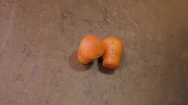 Bir çift küçük tatlı kek mermer masa makrosu üzerinde yatıyor.