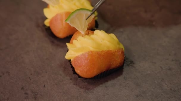 Кондитерський шеф-кухар кладе чверті лайма на заварний торт — стокове відео